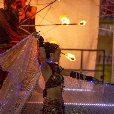 西武園ゆうえんちのプールの夏イベントを盛り上げるイルミネーションライトパフォーマンス