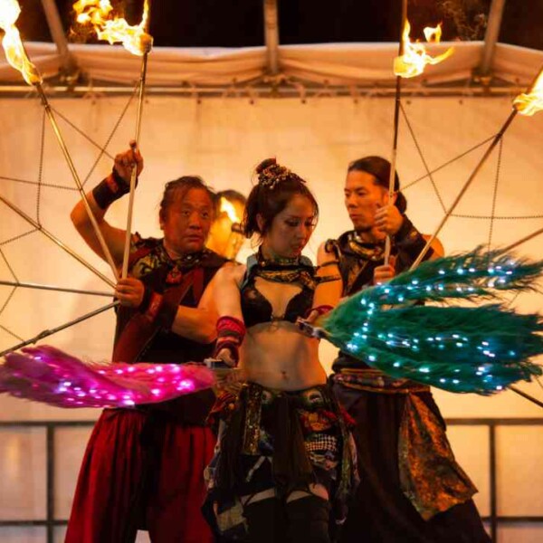 西武園ゆうえんちのプールの夏イベントを盛り上げるイルミネーションライトパフォーマンス