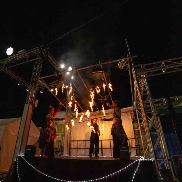 西武園ゆうえんちのプールの夏イベントを盛り上げるファイアーショー