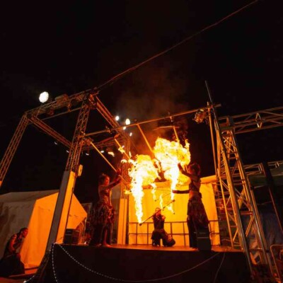 ファイアーファンズデュオ 西武園ゆうえんちのプールの夏イベントを盛り上げるファイアーショー