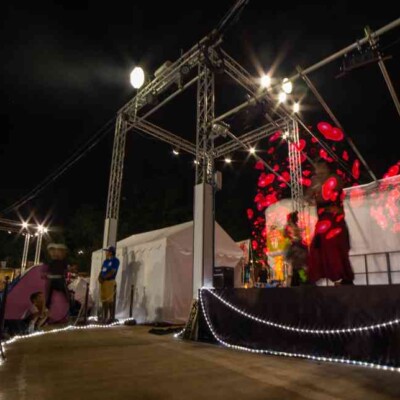 西武園ゆうえんちのプールの夏イベントを盛り上げるイルミネーションライトパフォーマンス