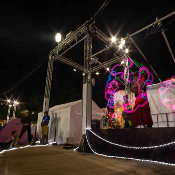 ビジュアルポイ 西武園ゆうえんちのプールの夏イベントを盛り上げるイルミネーションライトパフォーマンス