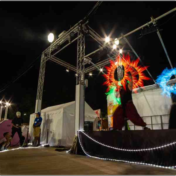 ビジュアルポイ 西武園ゆうえんちのプールの夏イベントを盛り上げるイルミネーションライトパフォーマンス