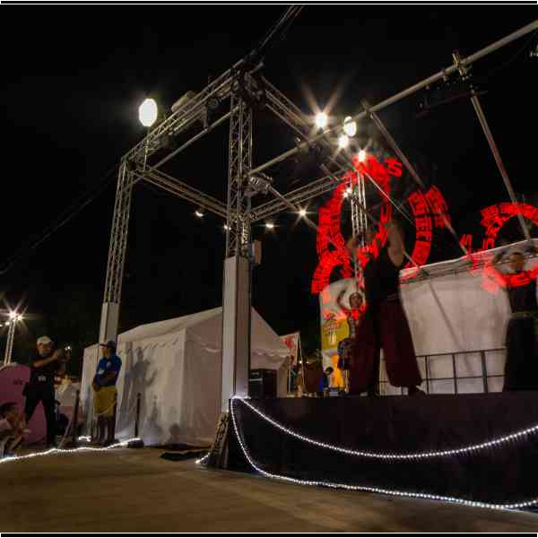 ビジュアルポイで西武園ゆうえんちロゴ 西武園ゆうえんちのプールの夏イベントを盛り上げるイルミネーションライトパフォーマンス