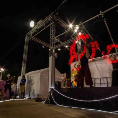 西武園ゆうえんちのプールの夏イベントを盛り上げるイルミネーションライトパフォーマンス