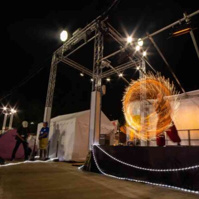 西武園ゆうえんちのプールの夏イベントを盛り上げるファイアーショー