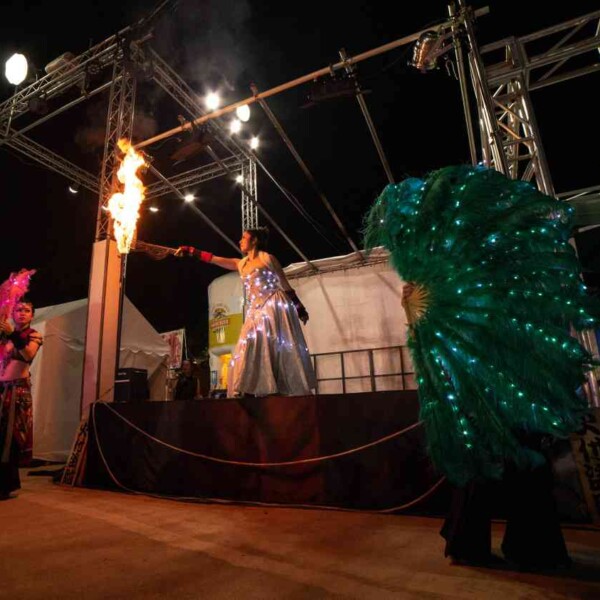 西武園ゆうえんちのプールの夏イベントを盛り上げるファイアーショー