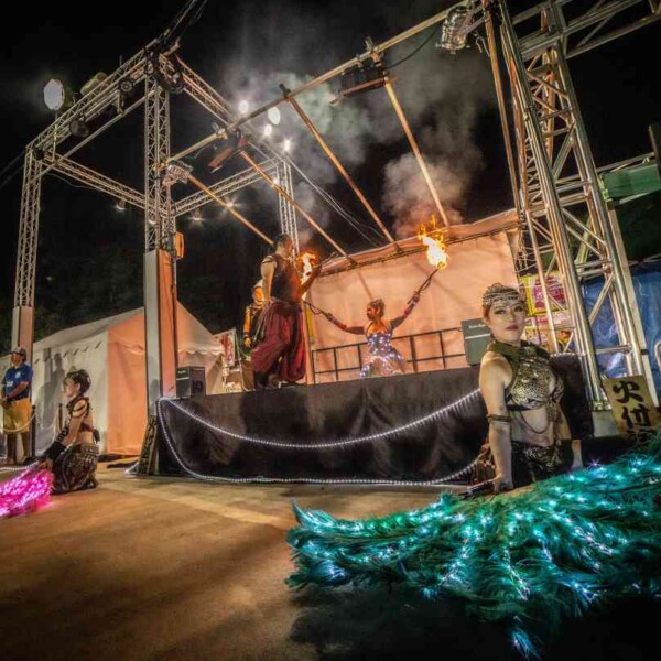 西武園ゆうえんちのプールの夏イベントを盛り上げるファイアーショー