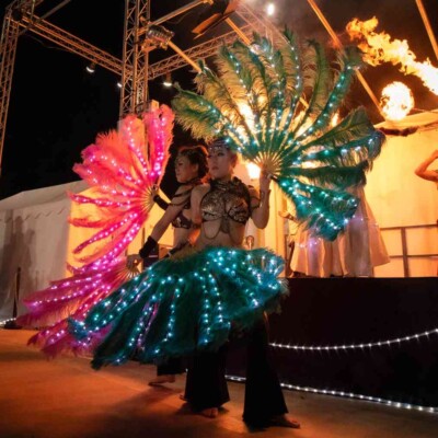西武園ゆうえんちのプールの夏イベントを盛り上げるファイアーパフォーマンス