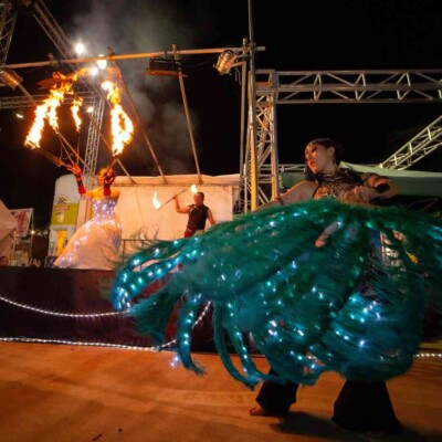 西武園ゆうえんちのプールの夏イベントを盛り上げるファイアーパフォーマンス