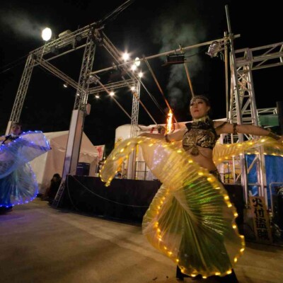 西武園ゆうえんちのプールの夏イベントを盛り上げるファイアーパフォーマンス