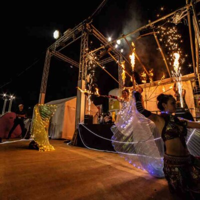 西武園ゆうえんちのプールの夏イベントを盛り上げるファイアーパフォーマンス
