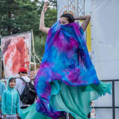 西武園ゆうえんちのプールの夏イベントを盛り上げるエキゾチックなベリーダンス