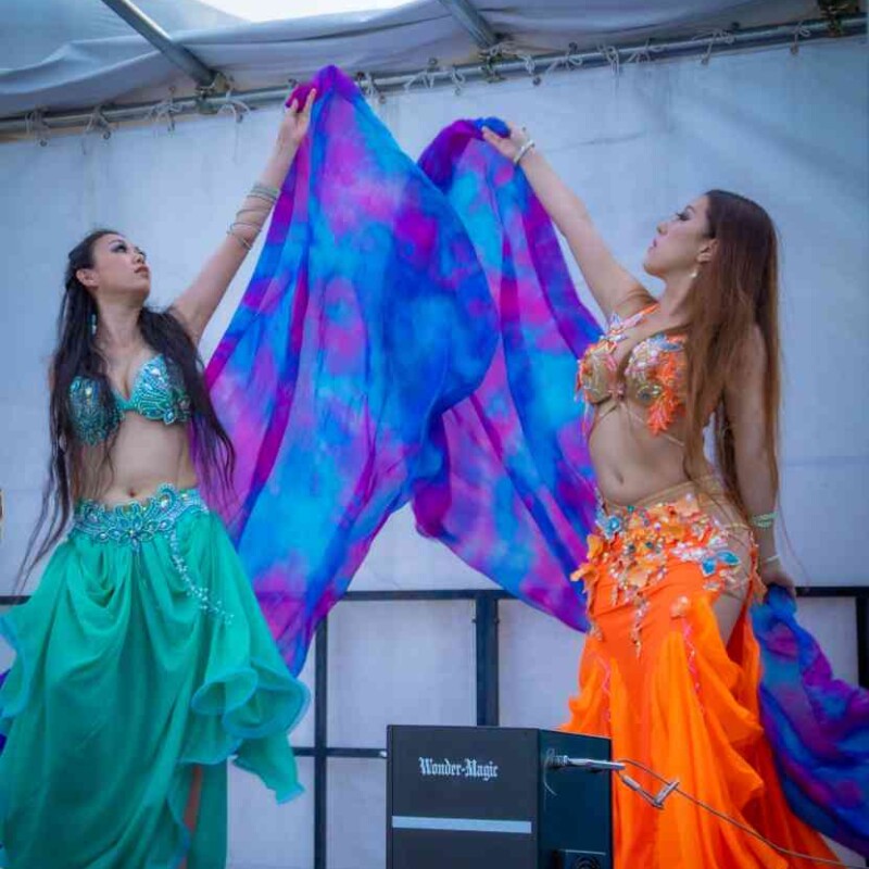 西武園ゆうえんちのプールの夏イベントを盛り上げるエキゾチックなベリーダンス