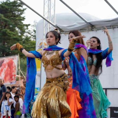 西武園ゆうえんちのプールの夏イベントを盛り上げるエキゾチックなベリーダンス