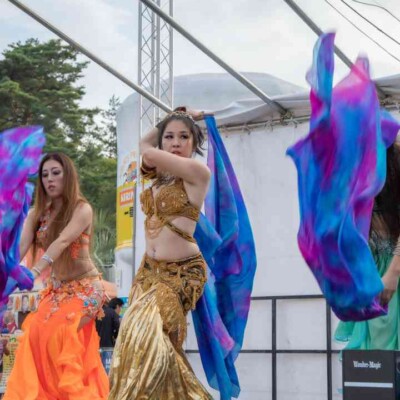 西武園ゆうえんちのプールの夏イベントを盛り上げるエキゾチックなベリーダンス