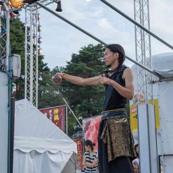 西武園ゆうえんちのプールの夏イベントを盛り上げる大道芸