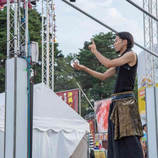 西武園ゆうえんちのプールの夏イベントを盛り上げる大道芸