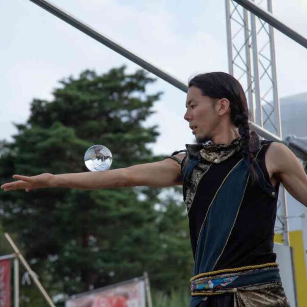 西武園ゆうえんちのプールの夏イベントを盛り上げる大道芸
