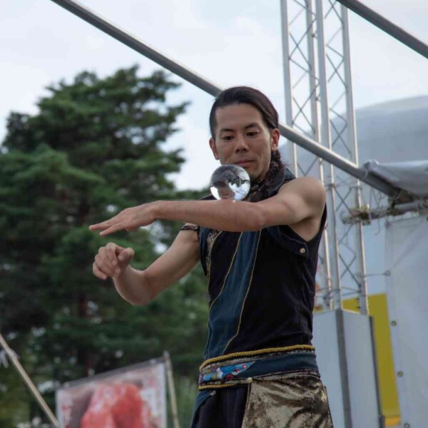 西武園ゆうえんちのプールの夏イベントを盛り上げる大道芸