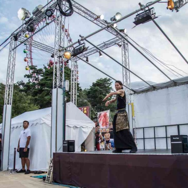 西武園ゆうえんちのプールの夏イベントを盛り上げる大道芸