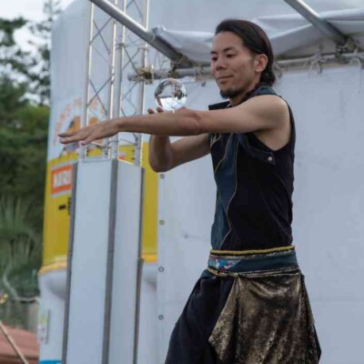 おこたんぺのコンタクトジャグリング 西武園ゆうえんちのプールの夏イベントを盛り上げる大道芸