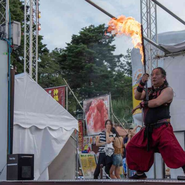 ナイトプールのビーチで炎剣バトル 西武園ゆうえんちのプールの夏イベントを盛り上げるファイアーパフォーマンス