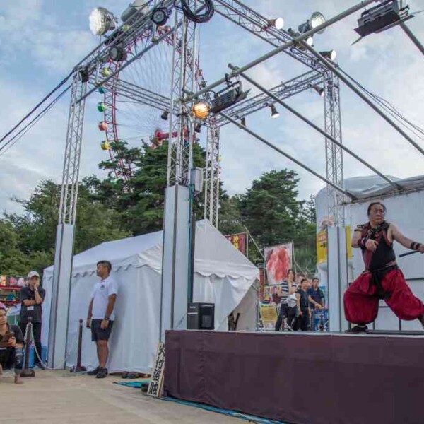 ナイトプールのビーチで炎剣バトル 西武園ゆうえんちのプールの夏イベントを盛り上げるファイアーパフォーマンス