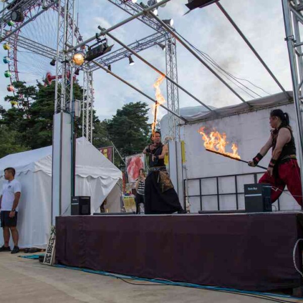 ナイトプールのビーチで炎剣バトル 西武園ゆうえんちのプールの夏イベントを盛り上げるファイアーパフォーマンス