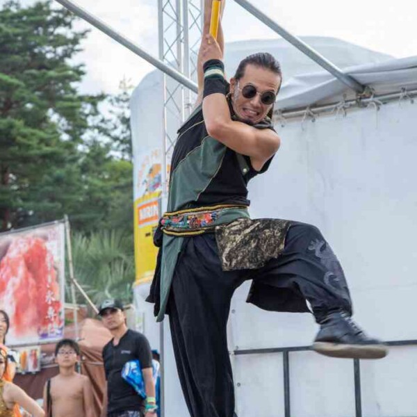 西武園ゆうえんちのプールの夏イベントを盛り上げる大道芸