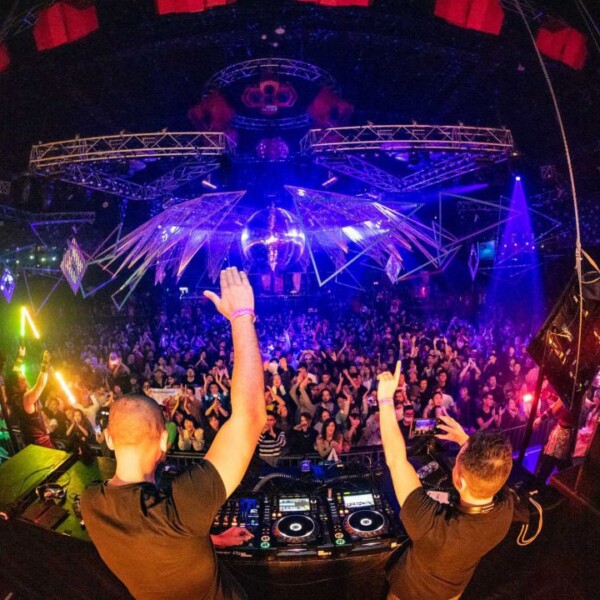 アゲハ東京の17周年イベントでAlphaPortalの盛り上げライトパフォーマンス