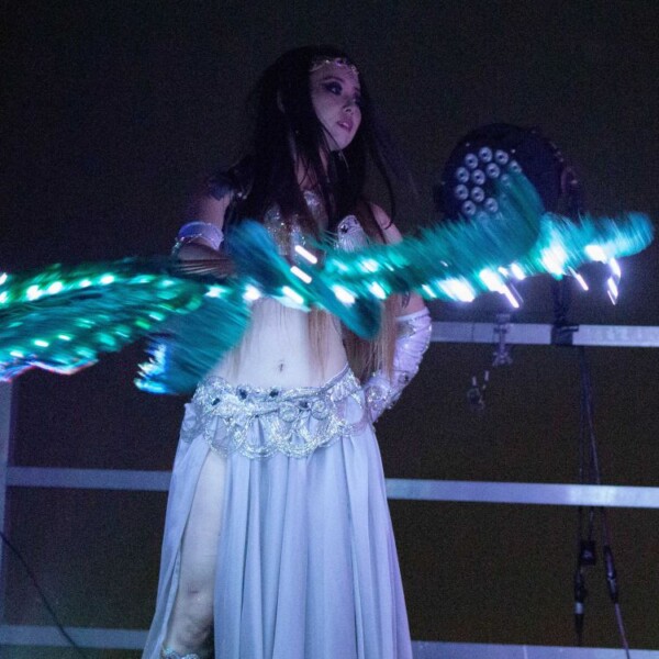 LED羽扇、アラビアンナイト アゲハ東京の17周年イベントでライトパフォーマンス