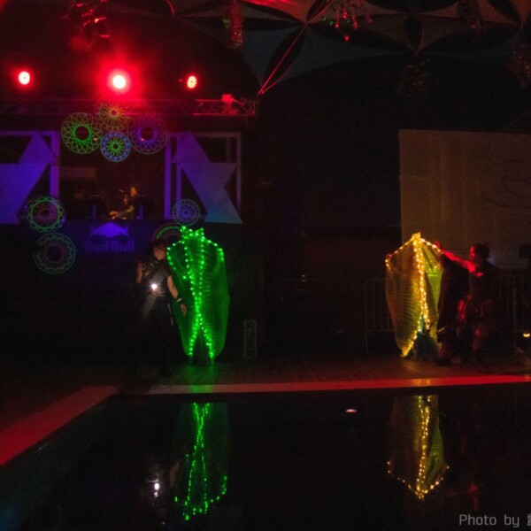 サムチップで光を投げています。後ろはLEDイシスウィング アゲハ東京の17周年イベントでライトパフォーマンス