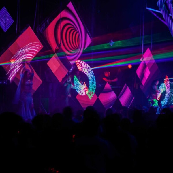 アゲハ東京の17周年イベントでAlphaPortalの盛り上げライトパフォーマンス