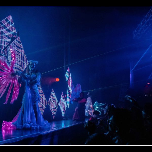 光るLEDゴーゴーダンサー アゲハ東京の17周年イベントでAlphaPortalの盛り上げライトパフォーマンス