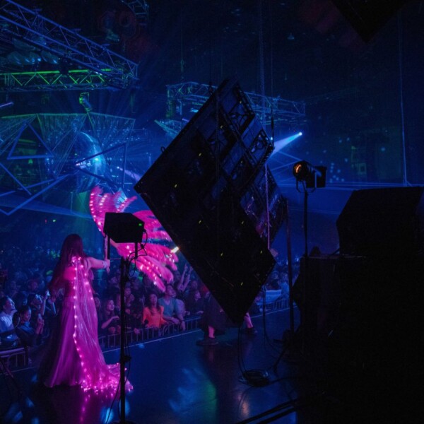 光るLEDゴーゴーダンサー アゲハ東京の17周年イベントでAlphaPortalの盛り上げライトパフォーマンス