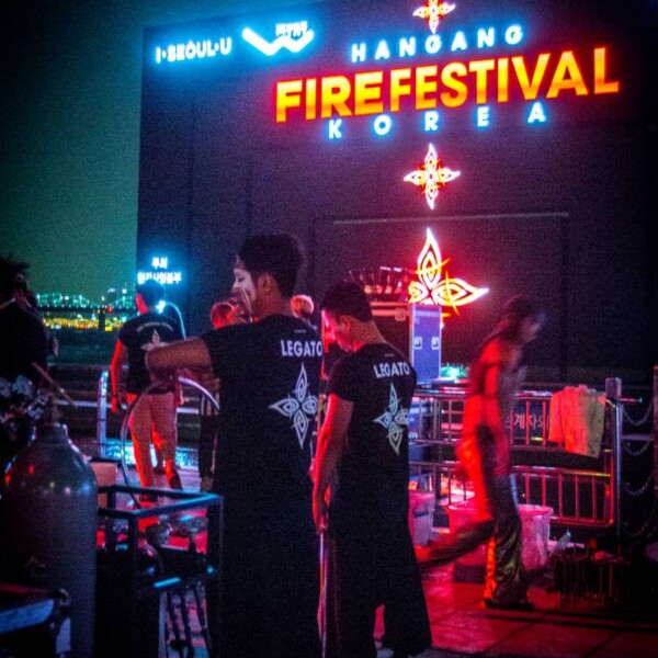 韓国のファイアーフェスティバルのバックステージ