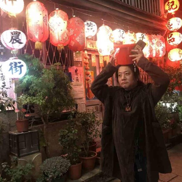 必要な燃料バケツを購入後、ホテルに帰る途中、神農街があった。 夜の神農街
