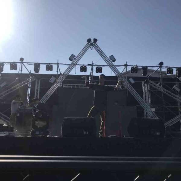 スーパーパフォーマー、ジョナサンが、舞台上のLED道具のセッティング調整終わりました クレイジーフライデーミュージックフェスティバル@台南