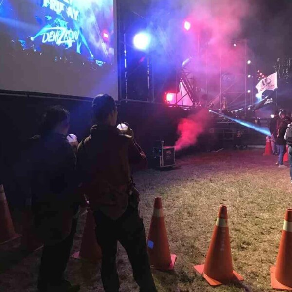 イベントの締めはアゲアゲのDJタイムです。大きな旗とかふりまわしてて、関ヶ原の合戦みたいになってる クレイジーフライデーミュージックフェスティバル@台南