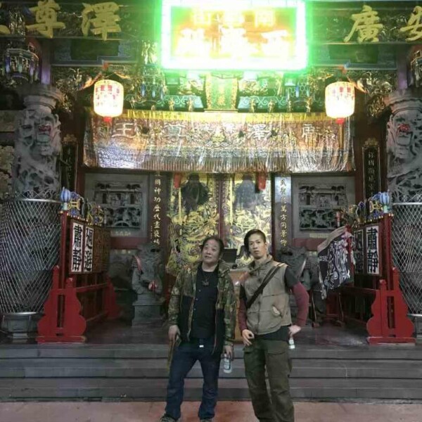とっても派手なお寺発見 夜の神農街