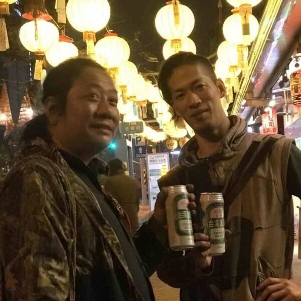 キツキツのスケジュールがやっと終了、でホテルの近所を歩きながら打上げしています。本当にタイトで 夜の神農街