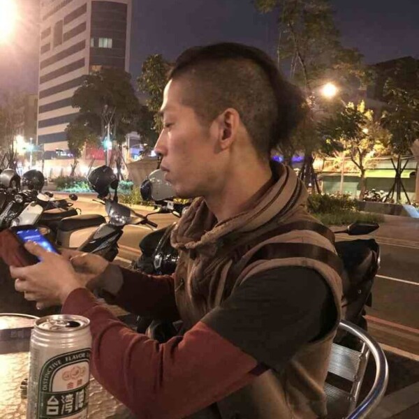 道路に面したシーシャバーで打ち上げています 夜の神農街のシーシャバー