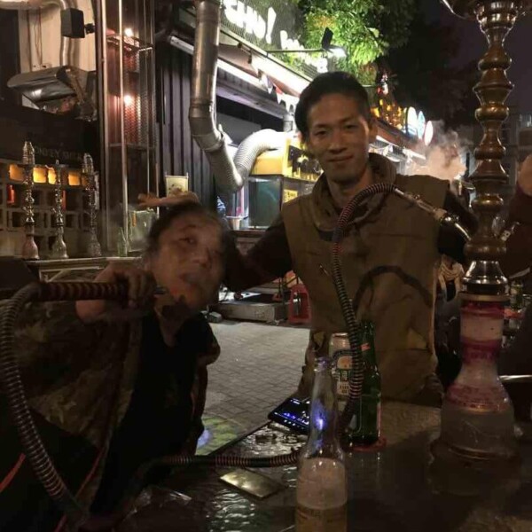 ほんとはシーシャじゃなくて、おなかがとってもすいている 夜の神農街のシーシャバー