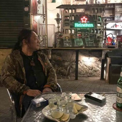 夜の神農街のシーシャバー