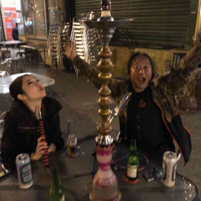 夜の神農街のシーシャバー