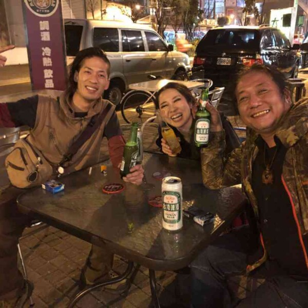 神農街で台湾の方によびとめられてそのまま打上げ。 夜の神農街のシーシャバー