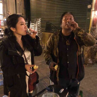 夜の神農街のシーシャバー
