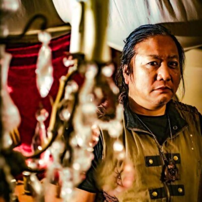 テントの中にシャンデリアがあるんです。ふたつも! 東京のグランピング場、circus outdoor Tokyoで撮影