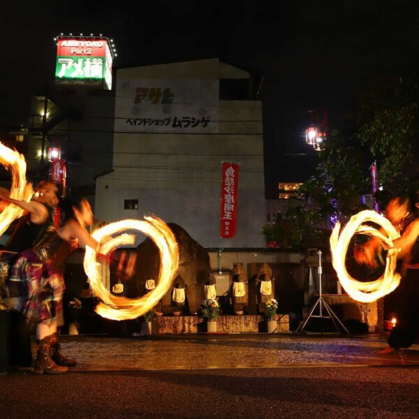 4人でファイアーポイコンビネーション 大須大道町人祭でファイアー大道芸